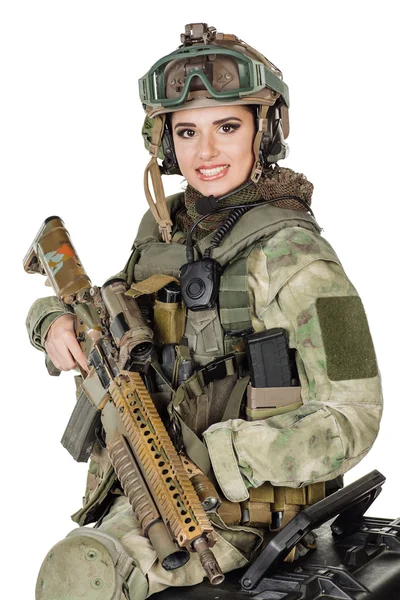 Güzel Genç Kız Asker Silahla Poz Beyaz Arka Planı — Stok fotoğraf
