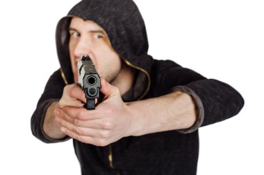 Silahlı genç bir adam.