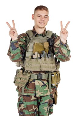 Askeri, Meslek, insanlar ve savaş kavramı - beyaz duvara poz kamuflaj erkek asker