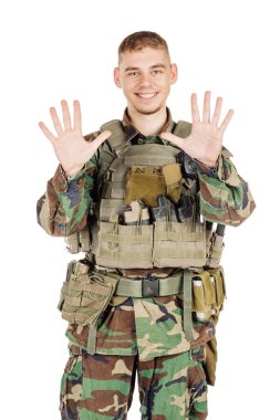 Askeri, Meslek, insanlar ve savaş kavramı - beyaz duvara poz kamuflaj erkek asker