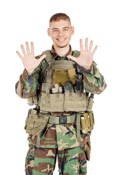 Askeri, Meslek, insanlar ve savaş kavramı - beyaz duvara poz kamuflaj erkek asker