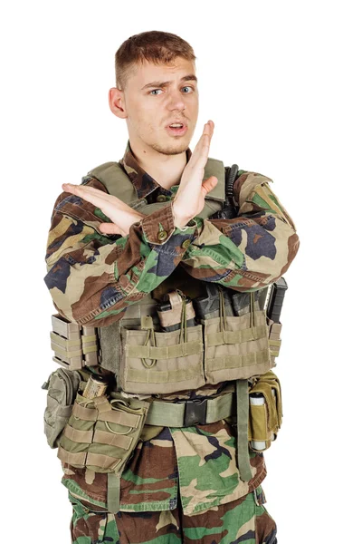 Askeri, Meslek, insanlar ve savaş kavramı - beyaz duvara poz kamuflaj erkek asker
