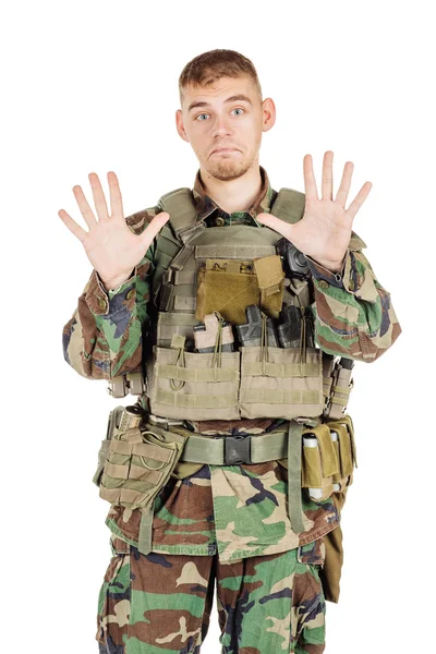 Askeri, Meslek, insanlar ve savaş kavramı - beyaz duvara poz kamuflaj erkek asker