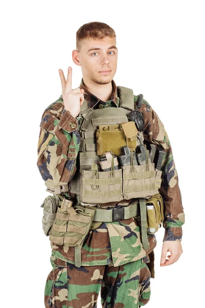 Askeri, Meslek, insanlar ve savaş kavramı - beyaz duvara poz kamuflaj erkek asker