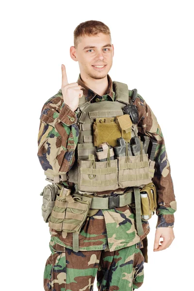 Askeri, Meslek, insanlar ve savaş kavramı - beyaz duvara poz kamuflaj erkek asker