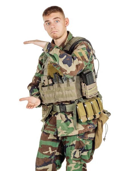 Askeri, Meslek, insanlar ve savaş kavramı - beyaz duvara poz kamuflaj erkek asker