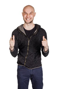 yüz ifadeleri ve jestleri yapma genç adam