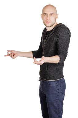 yüz ifadeleri ve jestleri yapma genç adam