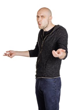 yüz ifadeleri ve jestleri yapma genç adam