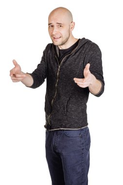 yüz ifadeleri ve jestleri yapma genç adam