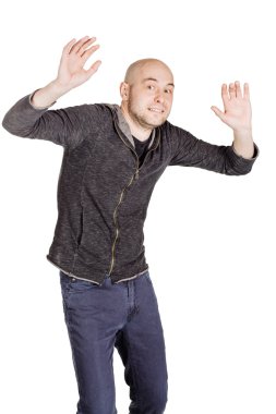 yüz ifadeleri ve jestleri yapma genç adam