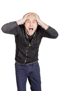 yüz ifadeleri ve jestleri yapma genç adam