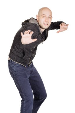 yüz ifadeleri ve jestleri yapma genç adam