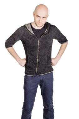 yüz ifadeleri ve jestleri yapma genç adam