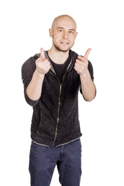 yüz ifadeleri ve jestleri yapma genç adam