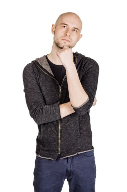 yüz ifadeleri ve jestleri yapma genç adam