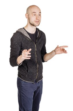 yüz ifadeleri ve jestleri yapma genç adam