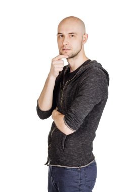 yüz ifadeleri ve jestleri yapma genç adam