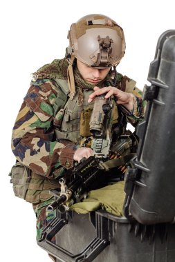Genç ranger onarım düzeltme battlefie aracında tüfekle
