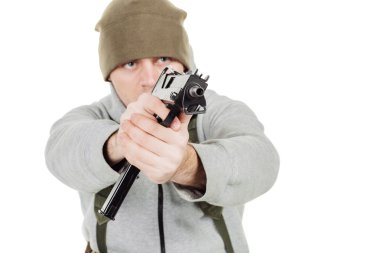 Portre asi veya siyah silah tutan özel askeri yüklenici. Savaş, ordu, silah, teknoloji ve insan kavramı. Beyaz bir arka plan resmi.