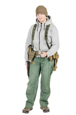 Portre asi veya siyah silah tutan özel askeri yüklenici. Savaş, ordu, silah, teknoloji ve insan kavramı. Beyaz bir arka plan resmi.