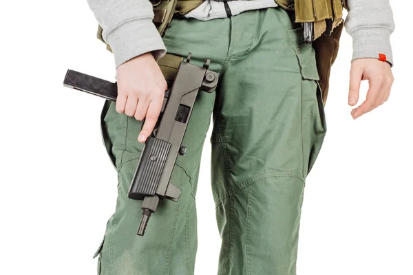 Contratista militar rebelde o privado sosteniendo arma negra — Foto de Stock