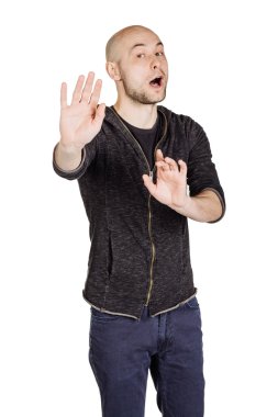 yüz ifadeleri ve jestleri yapma genç adam 