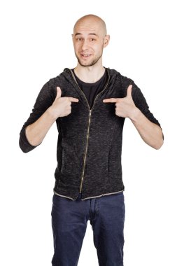 yüz ifadeleri ve jestleri yapma genç adam 