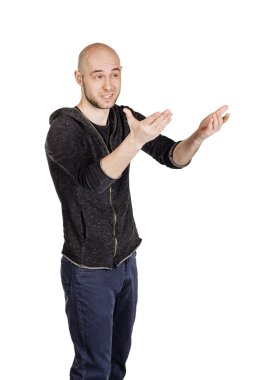 yüz ifadeleri ve jestleri yapma genç adam 