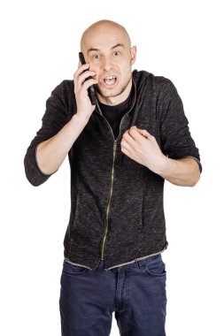 Genç adam cep telefonu kullanıyor.
