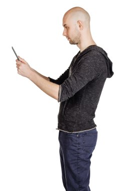 genç adam tablet kullanma 