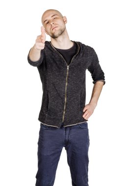 yüz ifadeleri ve jestleri yapma genç adam