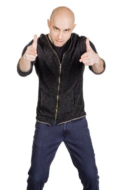 yüz ifadeleri ve jestleri yapma genç adam