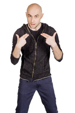 yüz ifadeleri ve jestleri yapma genç adam