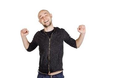 yüz ifadeleri ve jestleri yapma genç adam