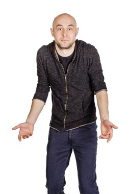 yüz ifadeleri ve jestleri yapma genç adam