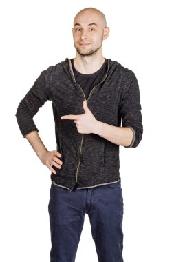 yüz ifadeleri ve jestleri yapma genç adam