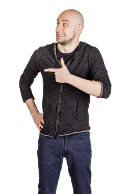 yüz ifadeleri ve jestleri yapma genç adam