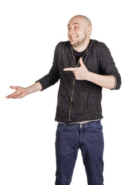 yüz ifadeleri ve jestleri yapma genç adam