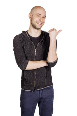 yüz ifadeleri ve jestleri yapma genç adam