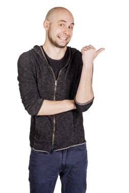 yüz ifadeleri ve jestleri yapma genç adam