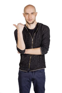 yüz ifadeleri ve jestleri yapma genç adam