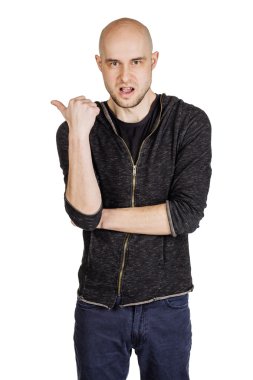 yüz ifadeleri ve jestleri yapma genç adam