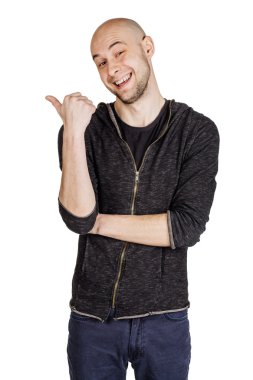 yüz ifadeleri ve jestleri yapma genç adam