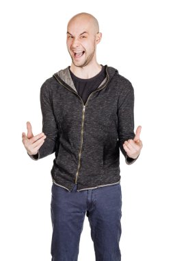 genç adam Hoody giyiyor ve kot pantolon  