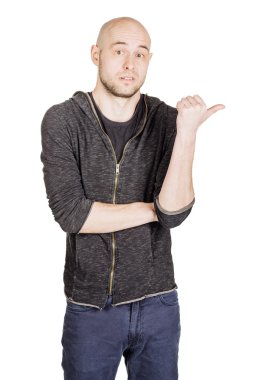 genç adam Hoody giyiyor ve kot pantolon  