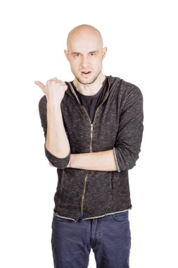 genç adam Hoody giyiyor ve kot pantolon  