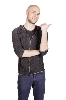 genç adam Hoody giyiyor ve kot pantolon  