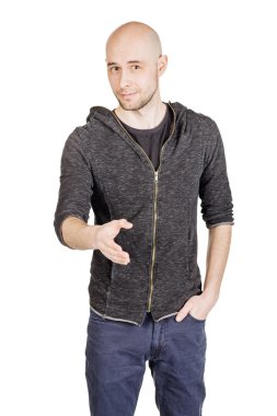 genç adam Hoody giyiyor ve kot pantolon  