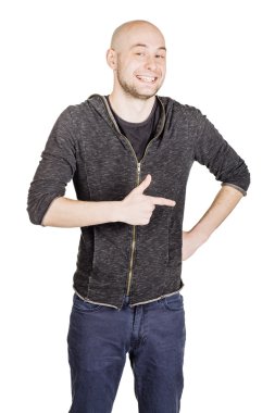 genç adam Hoody giyiyor ve kot pantolon  